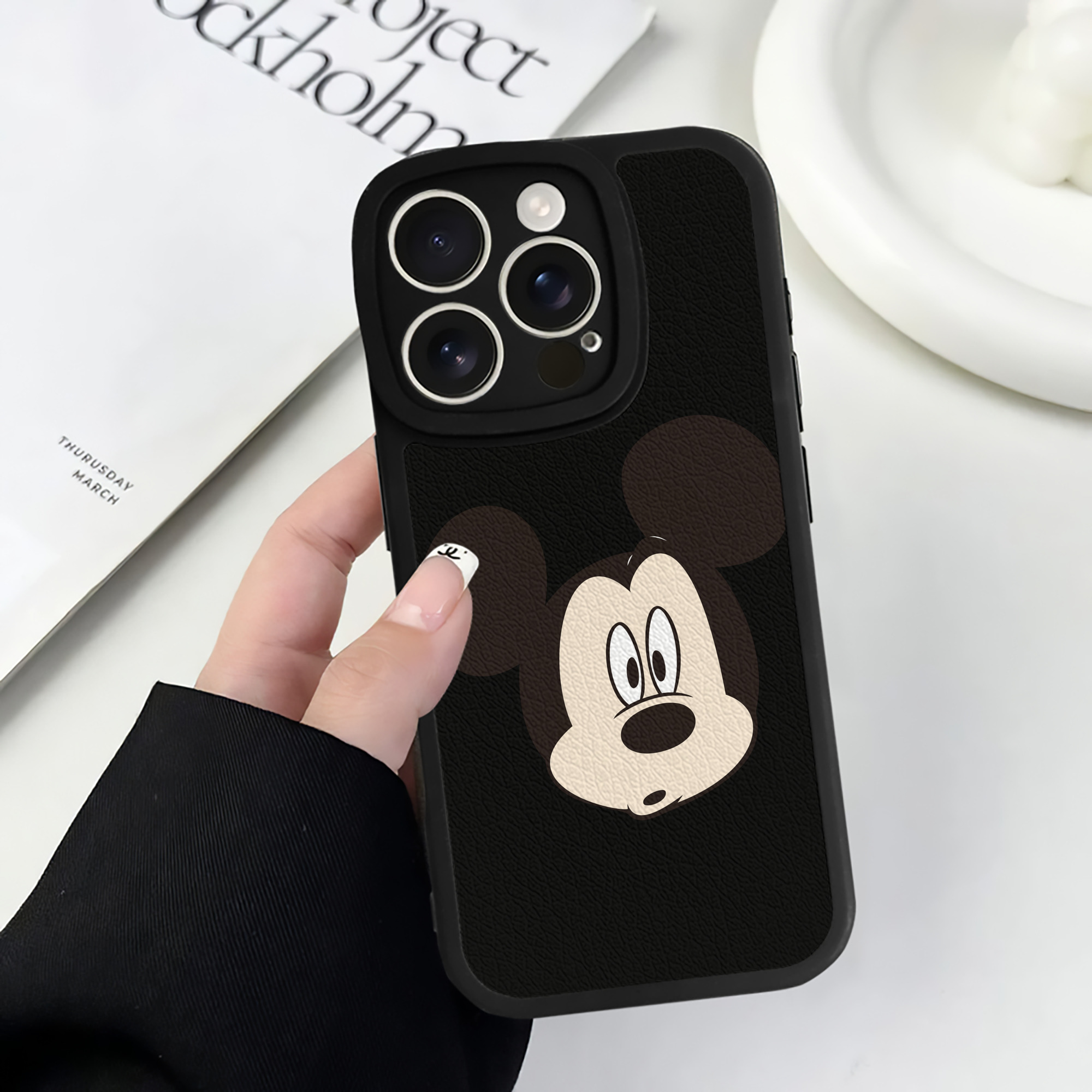 （画像用） ミッキーマウス Mickey Mouse 【iPhone 16シリーズ対応】シリコンスマホケース（レザー調） 材質：シリコン